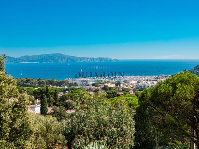 Élégante propriété familiale avec vue mer, proche du centre. 341m² Cavalaire sur Mer