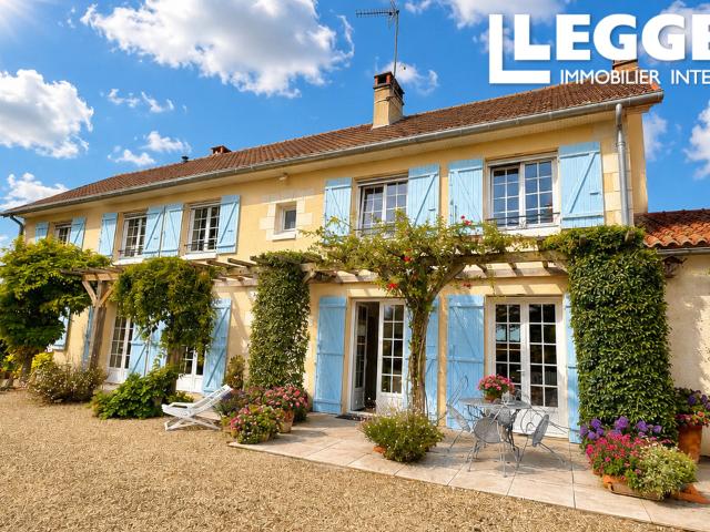 Élégante propriété de village disposant de 5 chambres et 3 salles d’eau. Parc arboré, piscine et dépendances