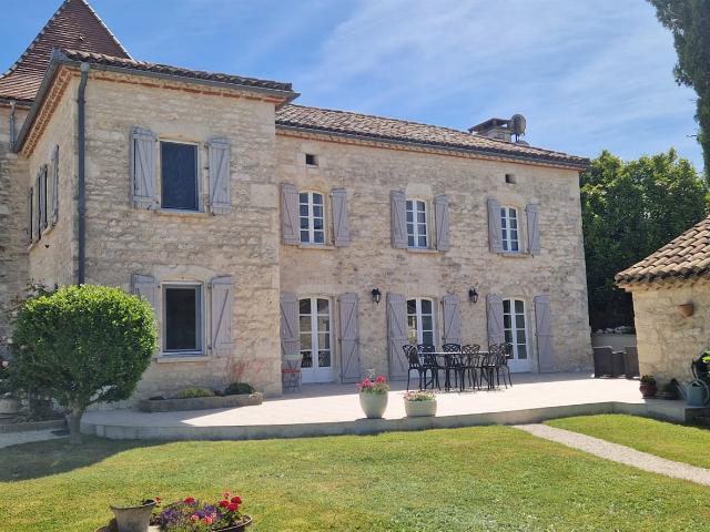 Élégante propriété quercynoise avec pigeonnier et piscine 160m² Tréjouls