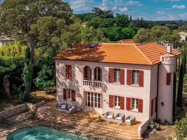 Élégante Propriété Riviera Avec Aperçu Mer 300m² Saint Tropez