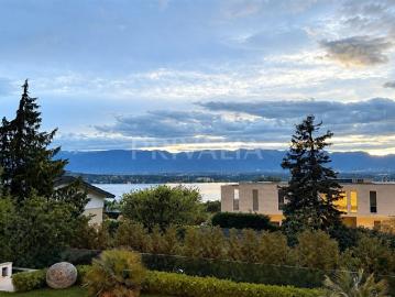 Elegante renovierte Villa mit Seeblick in Cologny
