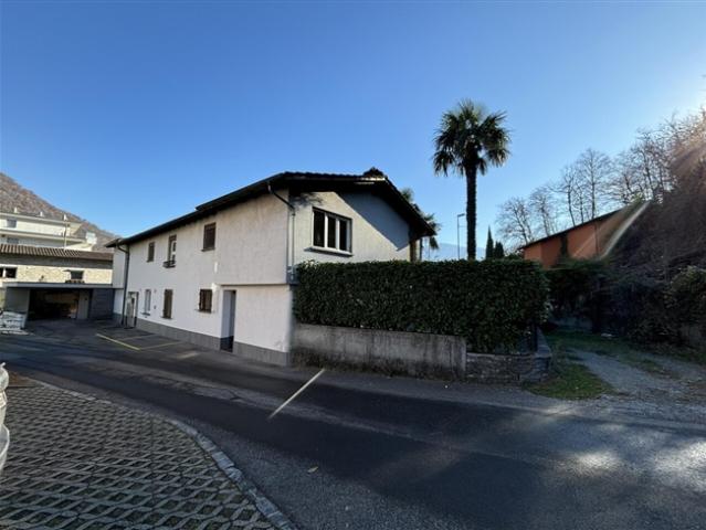 Elegante, renovierte 4 Zimmer Wohnung in einer Doppelhaushälfte / 4 Zimmer Wohnung in einer Doppelhaushälfte
