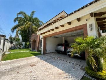 ELEGANTE RESIDENCIA CON AMPLIO JARDÍN, EN VENTA – LA PROVIDENCIA, PUEBLA
