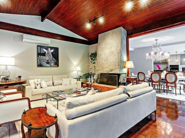 Elegante residência térrea, com 4 suites no Real Parque