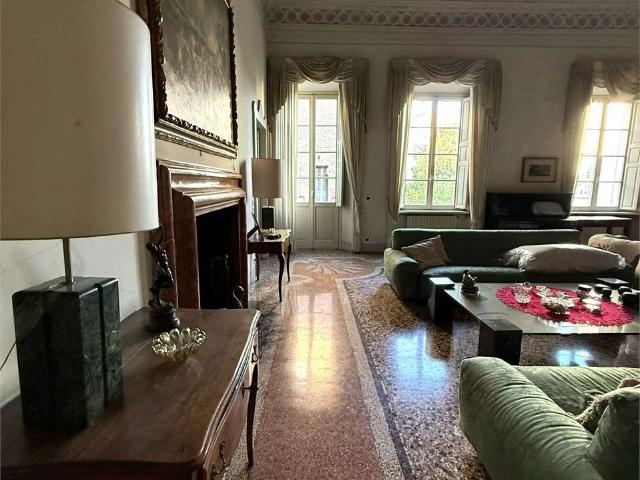 ELEGANTE SOLUZIONE IN CENTRO STORICO