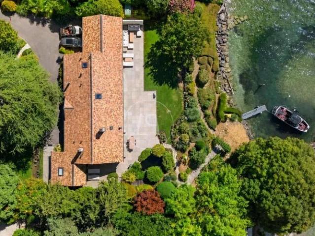 Elegantes Anwesen direkt am See mit privatem Hafen und Strand