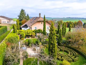 Elegantes Anwesen mit 7 Zimmern – Gelände von 1.720 m², wunderschön mit Bäumen bepflanzt