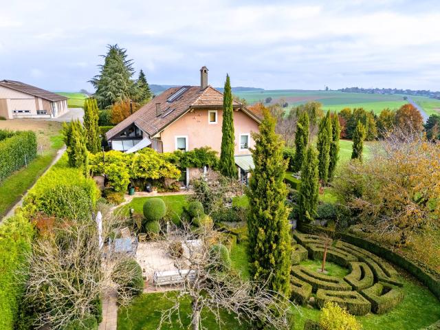 Elegantes Anwesen mit 7 Zimmern – Gelände von 1.720 m², wunderschön mit Bäumen bepflanzt