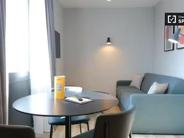 Elegantes Apartment mit 1 Schlafzimmer in Frankfurt Gateway Ga.