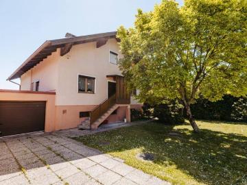 Elegantes, gepflegtes Einfamilienhaus mit Garage und uneinsehbarem Garten, Altbaumbestand