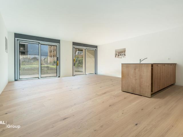 Elegantes Doppelhaus, das Privat und Berufsleben verbindet