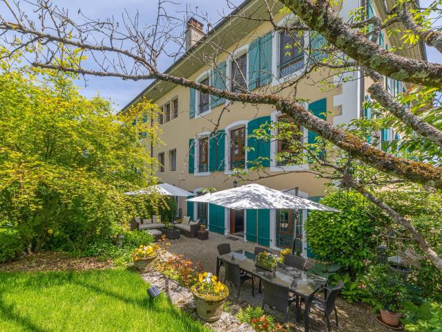 Elegantes Doppelhaus in einem historischen Herrenhaus