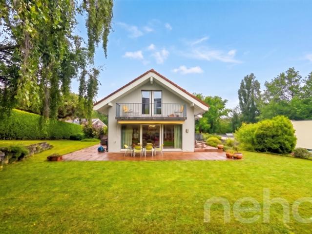 Elegantes Doppelhaus mit Garten am Stadtrand von Morges