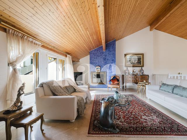 Elegantes Doppelhaus mit doppelter Höhe und bewaldetem Park in einer prestigeträchtigen Residenz
