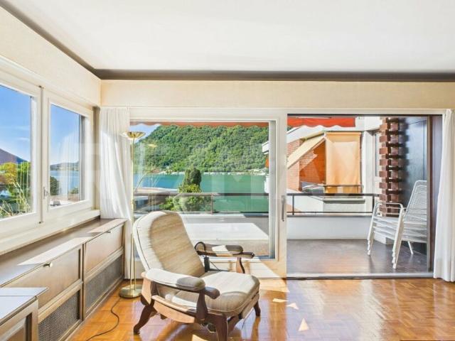 Signorile ultimo piano vista lago con accesso diretto allacqua