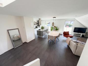 ELEGANTES DUPLEX IM LICHT GETAUCHT