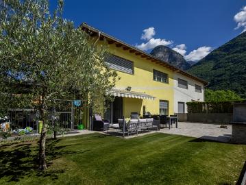 Elegantes freistehendes Haus mit großem Außenbereich in einer bequemen Lage
