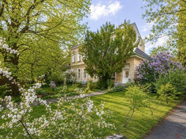 ELEGANTES HAUS in BESTLAGE, sehr großes Grundstück, 1130 Wien