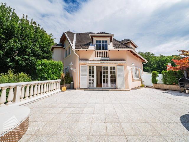 Elegantes Haus mit großzügiger Terrasse und gepflegtem Garten