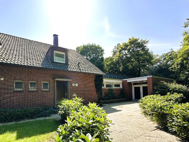 Elegantes Mehrzweckhaus mit Büros, Saal und Panorama Garten