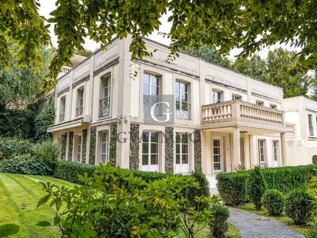 Elegantes privates Hotel mit privatem Garten und Innenpool