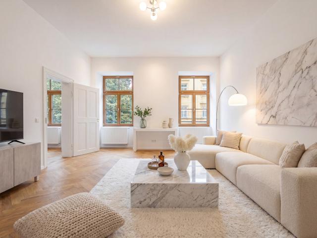 Elegantes Wohnen im denkmalgeschützten Altbau: Großzügige 4 Zimmer Wohnung mit Balkon