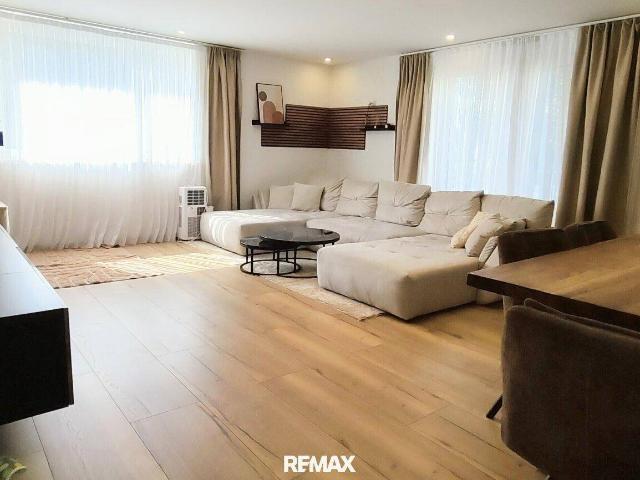 Elegantes Wohnen: 3 Zimmerwohnung mit Balkon und Dachterrassenhighlight
