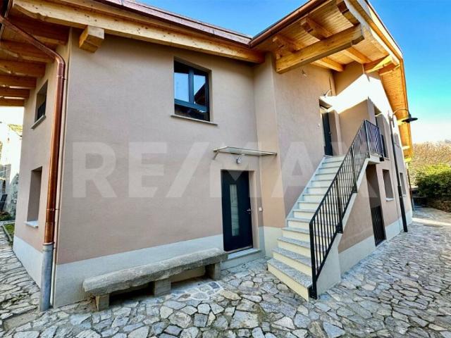 Elegante Casa Bifamiliare con Vista e Alta Efficienza Energetica a Lopagno