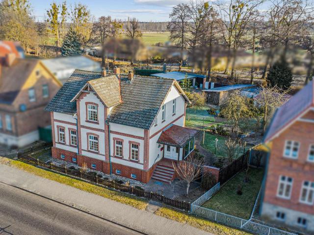 Elegantes Zweifamilienhaus mit großem Garten, Badeteich inkl. Poolhaus
