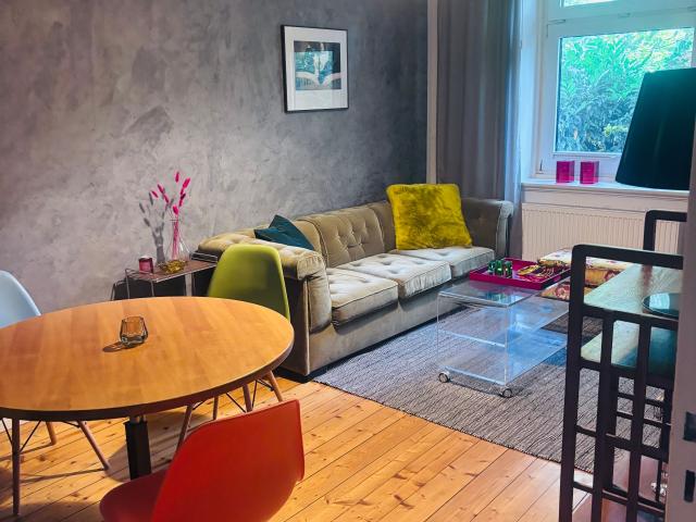Elegantly Furnished 3 Bedroom Period Apartment with Private Garden in Eimsbüttel, Available Immediately