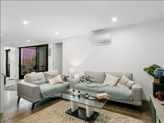 ELEGANTLY MODERN UNIT SO CLOSE TO THE CITY!