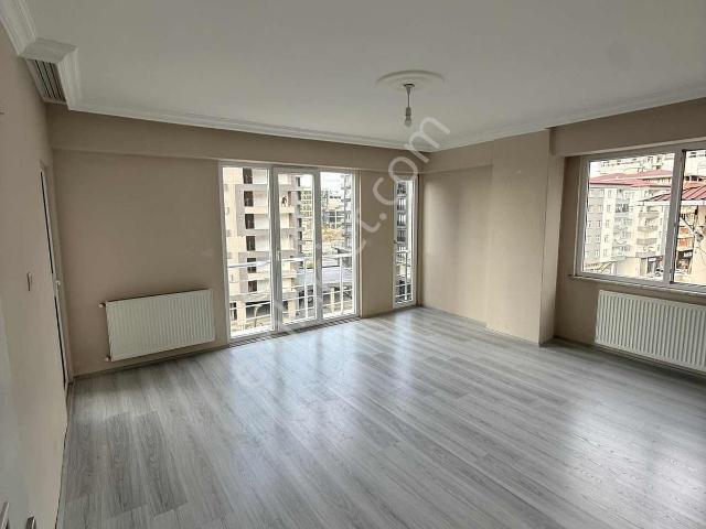 Elegant'tan Yol Üzeri Deniz Manzaralı 3+1 Daire