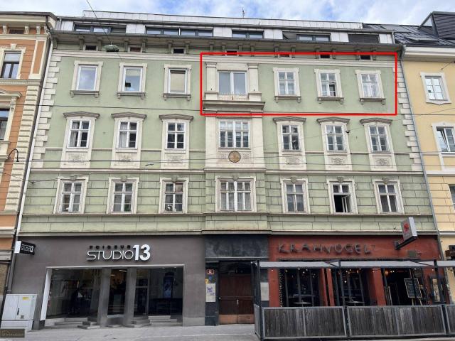 Eleganz trifft Altbaucharme – Stilvoll sanierte Wohnperle in der Anichstraße