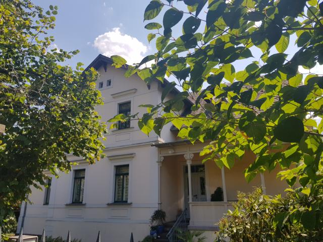Eleganz trifft Lebensqualität – stilvolle Villenetage in ruhiger Radebeuler Lage