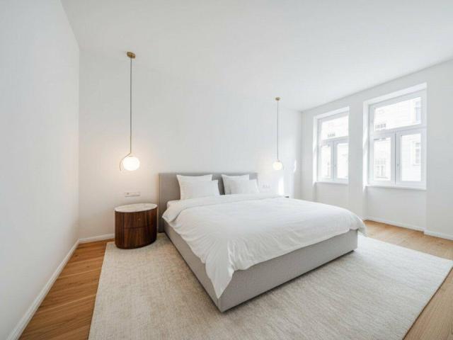 ELEGANZ TRIFFT MODERNE ERSTBEZUG IM REVITALISIERTEN STILALTBAU PROVISIONSFREI