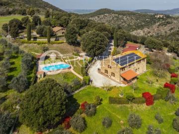 Eleganza Toscana: Casale Ristrutturato con Dependence e Pisc. 520m² Volterra