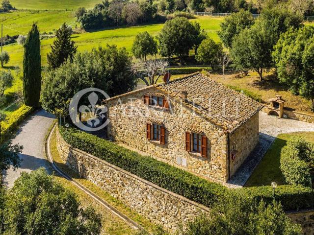 Eleganza Toscana: Casale Ristrutturato con Dependence e Pisc. 520m² Volterra