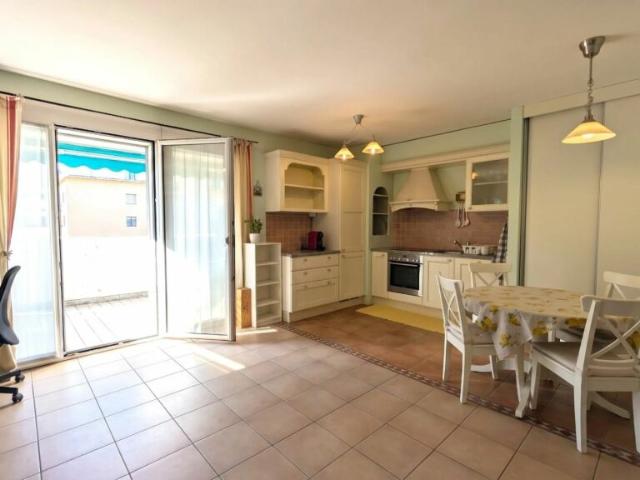 Eleganza urbana con vista sui castelli