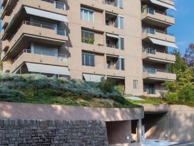 Eleganza e panorama: vista lago mozzafiato a due passi dal centro