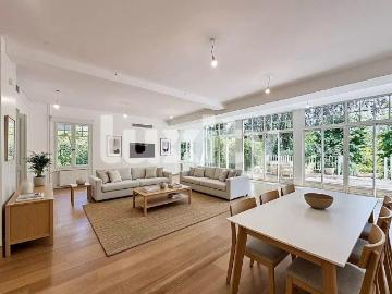 Elegance, volume and discretion in a privileged environment