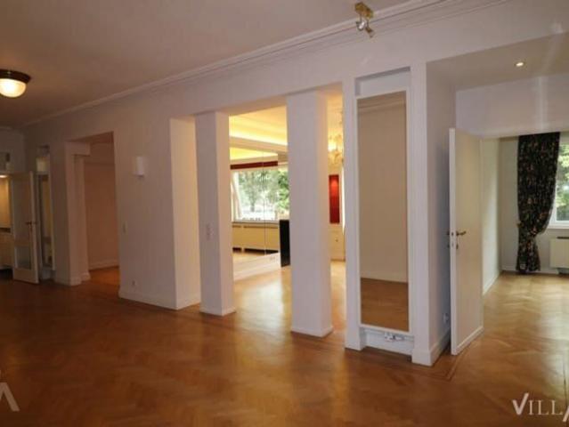 ELEGANCE AND SERENITY IN THE HEART OF VERT CHASSEUR