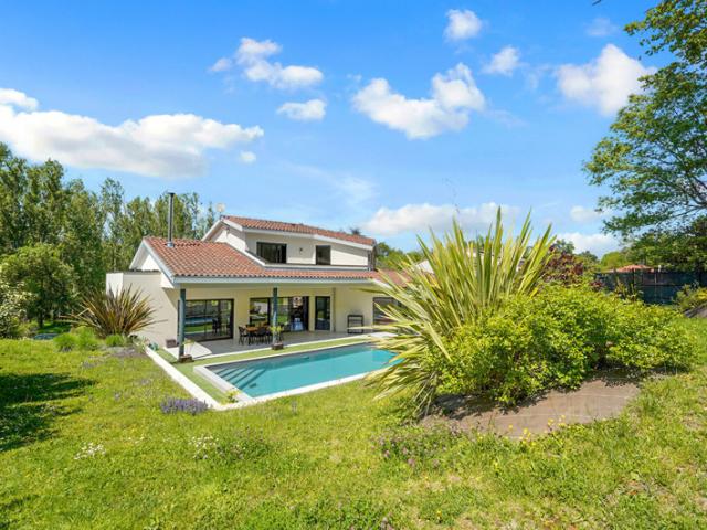 Élégance et Sérénité à La Salvetat Saint Gilles: Villa avec