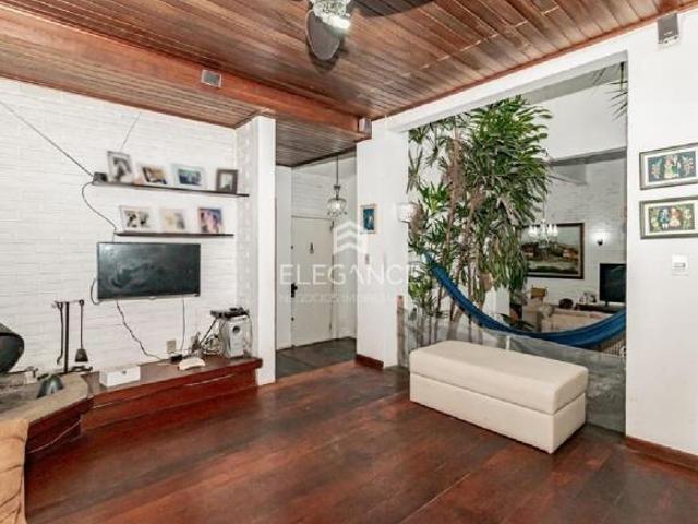 Elegance Imóveis vende ótima residência com 390 m2, 6 dormitórios, 2 suítes, 6 banheiros, 5 vagas no