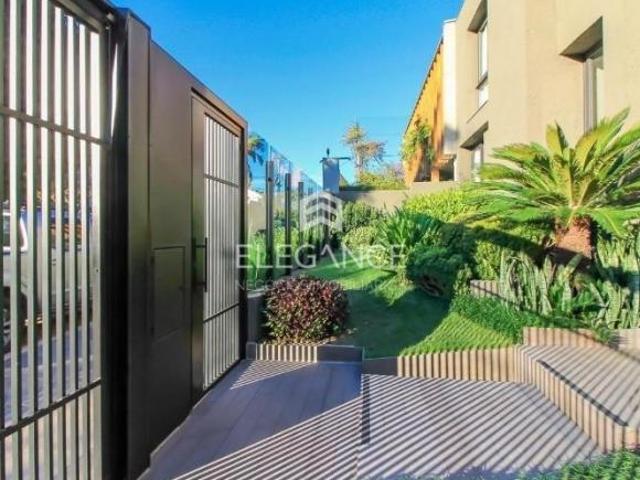 Elegance imóveis vende casa de cinema, 400m, 3 dormitórios, 3 suítes, churrasqueira, piscina aquecid