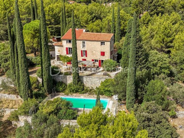 Élégance intemporelle pour cette maison du 19ème avec piscine et vue imprenable sur la rade de Toulon !
