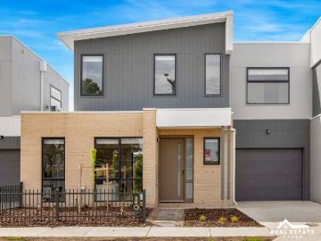 Elegance Meets Exceptional Location and Convenience!