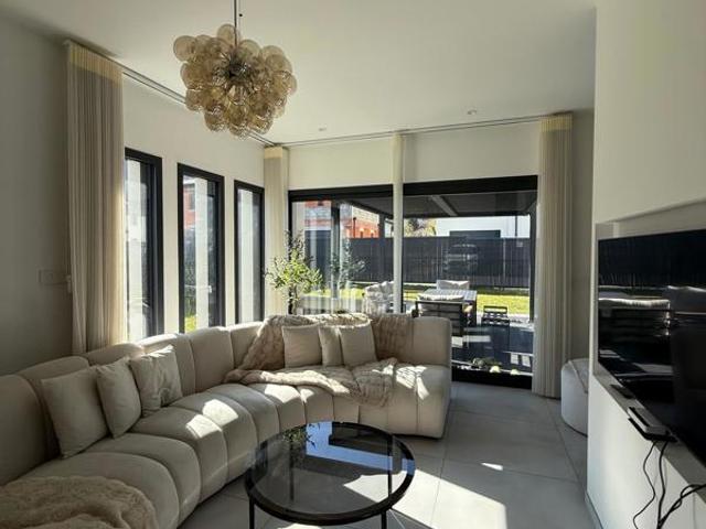 Elégance moderne, volumes généreux et lumière naturelle dans un quartier d'exception