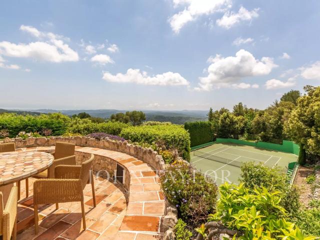 Élégance provençale et panorama d’exception à Tourrettes sur Loup