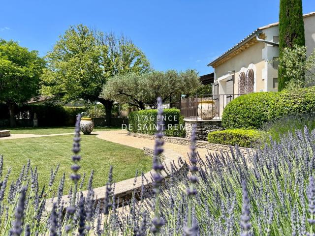Élégance Provençale: Luxueuse Propriété avec Jardin Paysage. 300m² Maillane