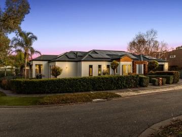TIMELESS & VERSATILE IN A PREMIER LOCATION